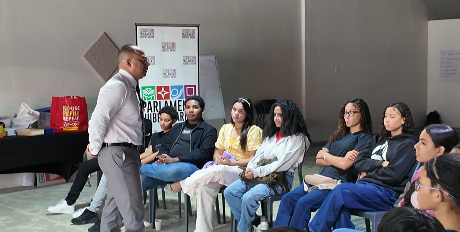 Parliamentarian Eduard Pieters Shares His Leadership Vision With The Youth Of The Youth Parliament: &Quot;Your Norms And Values Are Your Moral Compass&Quot; 161 Ta Comparti Vision Di Liderazgo Cu E Hobennan Di Parlamento Hubenil 2