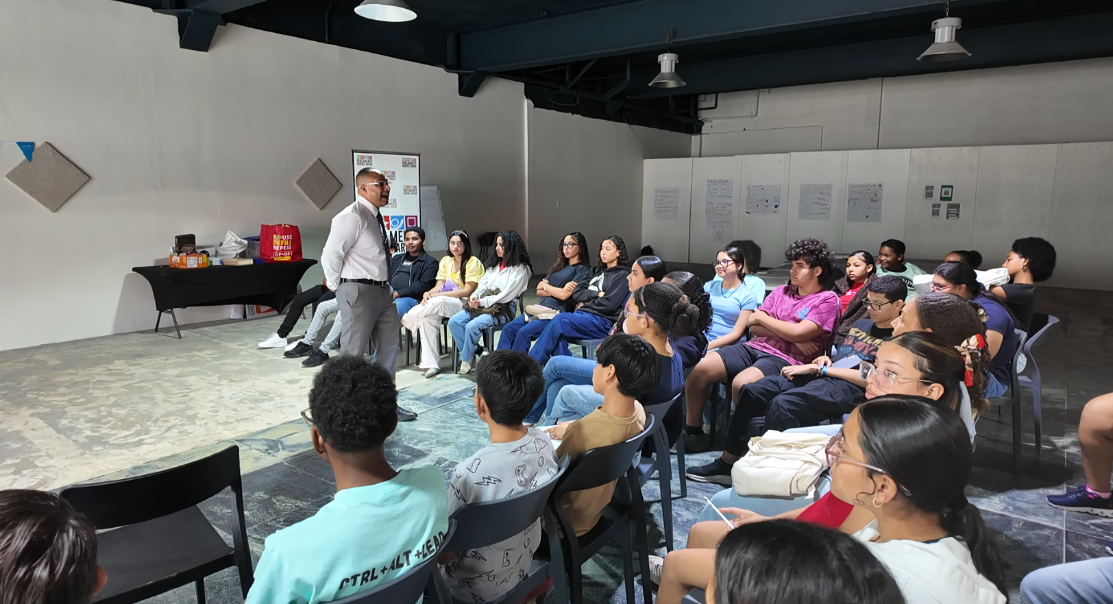 Parliamentarian Eduard Pieters Shares His Leadership Vision With The Youth Of The Youth Parliament: &Quot;Your Norms And Values Are Your Moral Compass&Quot; 162 Ta Comparti Vision Di Liderazgo Cu E Hobennan Di Parlamento Hubenil 5