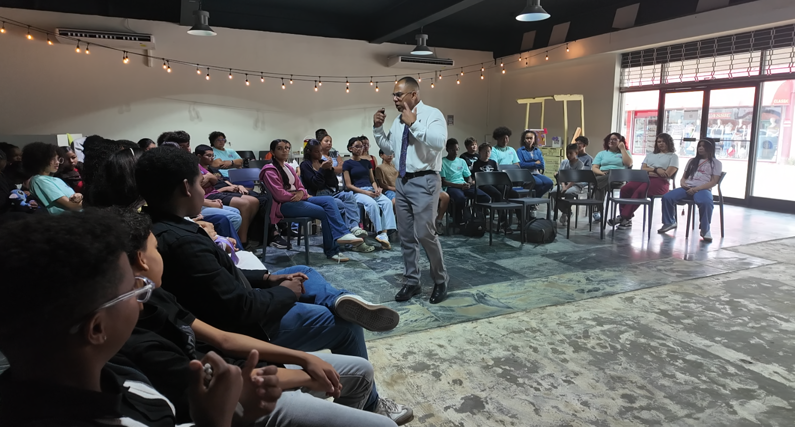 Parliamentarian Eduard Pieters Shares His Leadership Vision With The Youth Of The Youth Parliament: &Quot;Your Norms And Values Are Your Moral Compass&Quot; 163 Ta Comparti Vision Di Liderazgo Cu E Hobennan Di Parlamento Hubenil 6