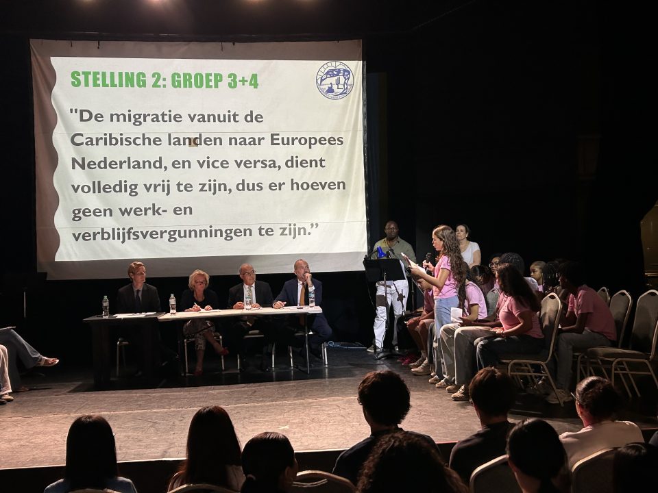 Estudiantes De Aruba Debaten Entre Si En El Marco De Prinsjesdag Sobre Temas Actuales De Aruba Y Del Reino 1