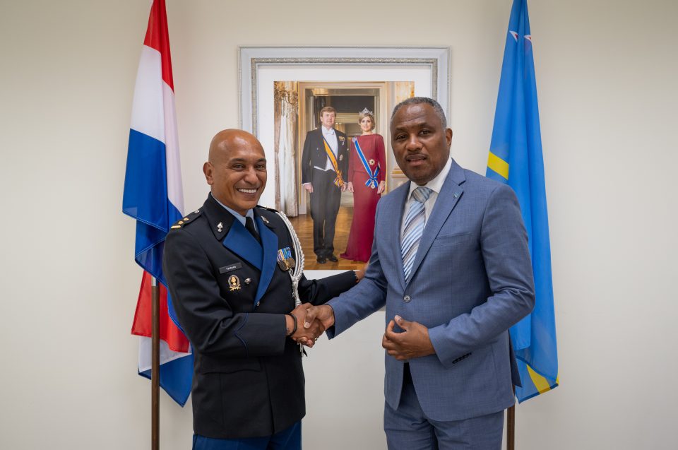 El Ministro Dowers Recibe Al Nuevo Comandante De La Koninklijke Marechaussee Caribe