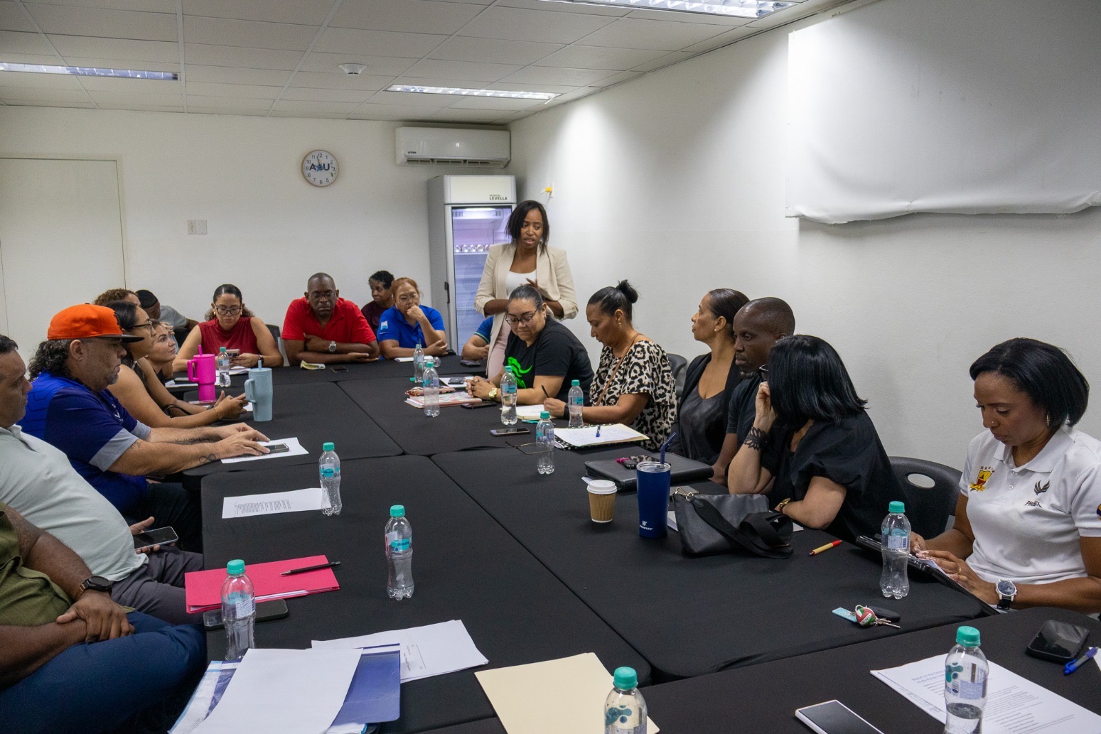 Leden Van De Algemene Ledenvergadering Van Ava Verenigd Voor Continuïteit, Goed Bestuur En De Toekomst Van Volleybal Op Aruba 160 Miembros De La Asamblea General De Ava Unidos Por La Continuidad La Buena Gobernanza Y El Futuro Del Voleibol En Aruba 1