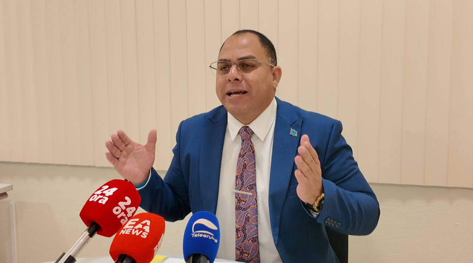 Parlamentario Eduard Pieters Pa Rijkswet Hofa Tin Tempo Y Energia Pero Pa Continuidad Di Landspakket No Tin Claridad