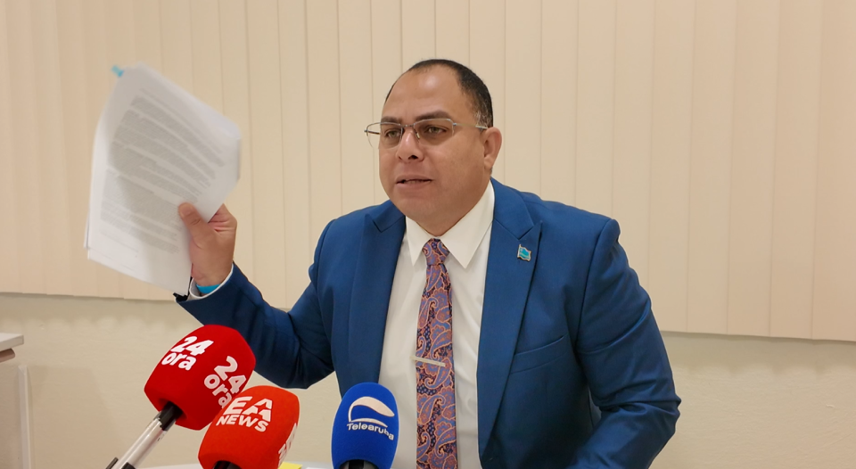 Parlamentario Eduard Pieters Supervision Si Pero Ancra Den Nos Propio Ley Y No Pasa Riba Parlamento Di Aruba