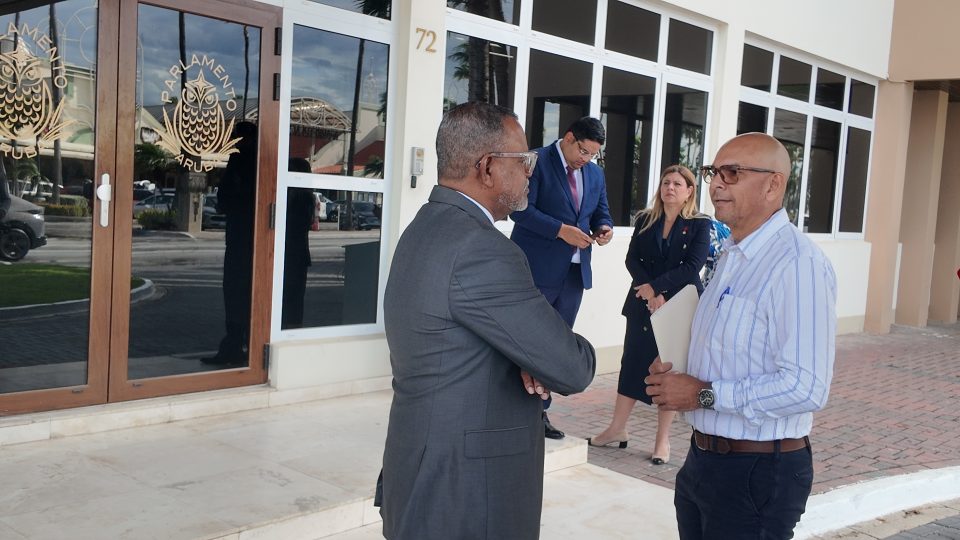 Presidente Del Parlamento Marlon Sneek